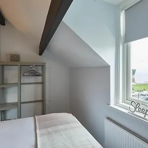 Host & - Emerald Hideaway Apartment Saltburn-by-the-Sea